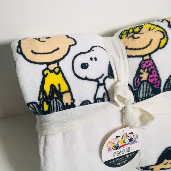 Snoopy Peanuts Velvet soft Fleece Throw Blanket - Picture 2 of 5
